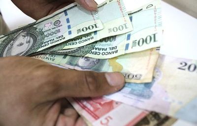 Aumento de salario mínimo es insuficiente, según centrales de trabajadores » Ñanduti