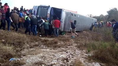 Autobús se vuelca en Argentina y deja al menos 13 muertos » Ñanduti