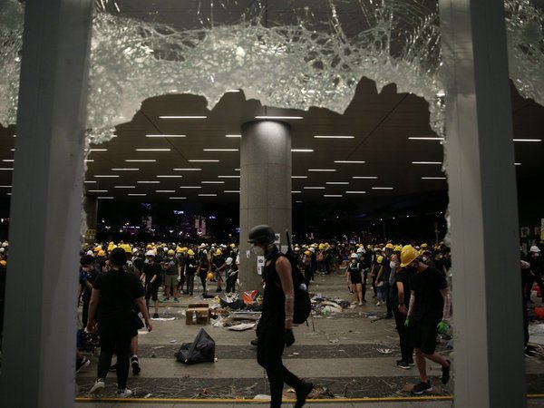 Marcha de Hong Kong acaba en inédito asalto al Parlamento