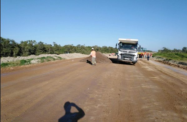 Iniciaron carga para el primer metro cuadrado de asfalto de la ruta Bioceánica