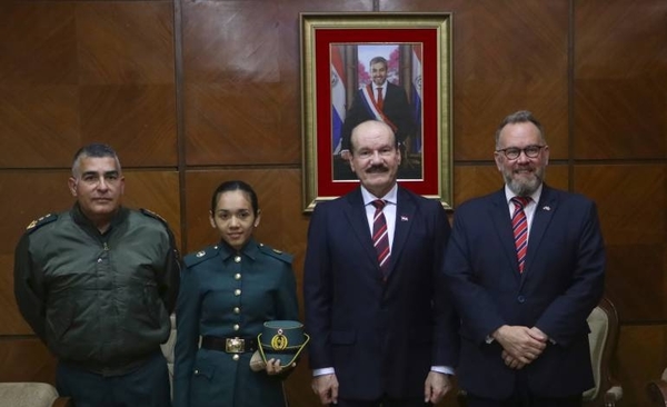 HOY / La primera cadete paraguaya que irá a estudiar a la Real Academia Militar de Gran Bretaña