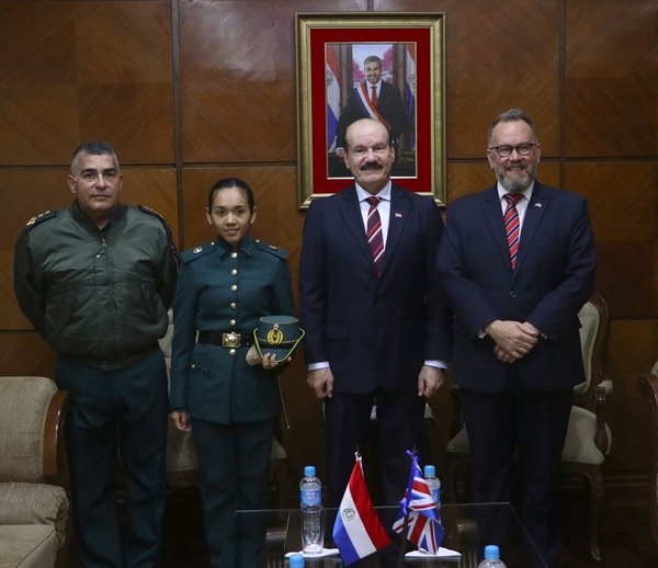 Cadete militar paraguaya estudiará en Gran Bretaña » Ñanduti