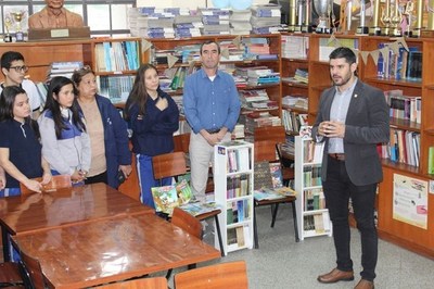 Nenecho Rodríguez continúa visitando colegios para entregar libros