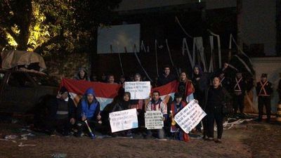 Al grito de “ladrón”, escrachan a domicilio a Benigno López - Nacionales - ABC Color