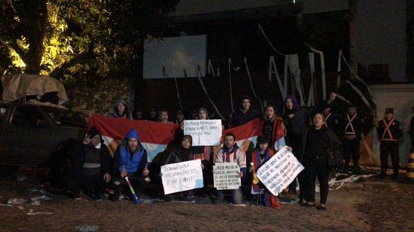 Al grito de “ladrón”, escrachan a domicilio a Benigno López - Nacionales - ABC Color