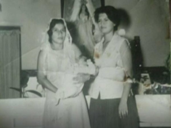 Un hombre busca a su madre a quien no ve desde los 3 años