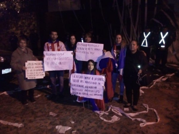 Escrachan a Benigno López y le exigen que renuncie