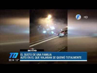 Vehículo se incendia con personas adentro
