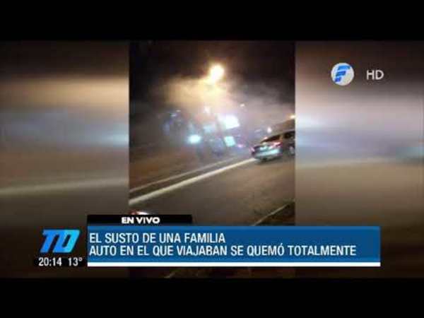 Vehículo se incendia con personas adentro
