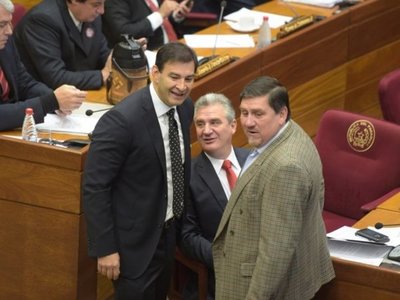 Funcionarios del Congreso, indignados porque deberán trabajar 8 horas