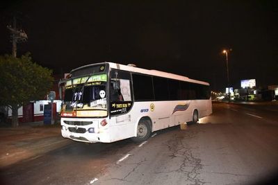 Cae ómnibus repleto de productos de contrabando - Nacionales - ABC Color