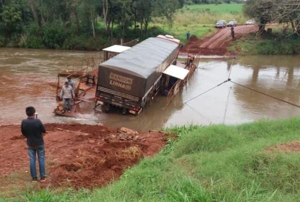 Camión casi cae de balsa en Ñacunday