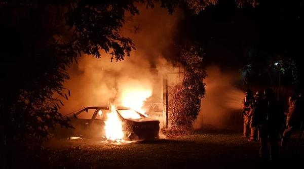 Incendio consume inquilinato y dos vehículos