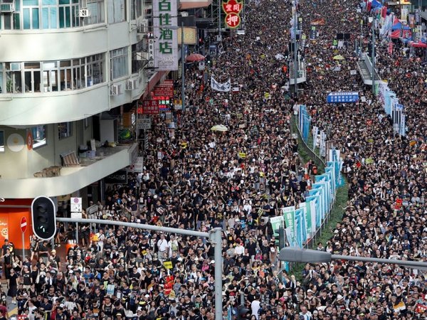 Invaden Parlamento de Hong Kong en aniversario de devolución a China