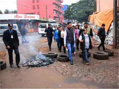 Tras incidentes, la  Comuna   suspende desalojo y planea  reubicación  en CDE