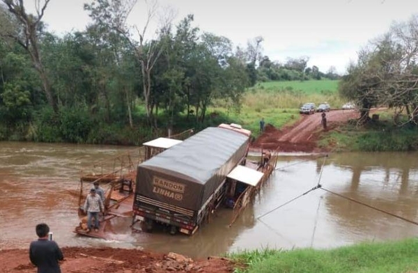 HOY / Camión repleto de fertilizantes cae al río