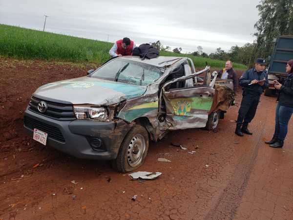 Choque frontal entre camión y camioneta deja herido y cuantiosos daños materiales