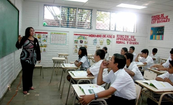 HOY / MEC no cubrirá vacancias de docentes que se jubilaron el año pasado, denuncian