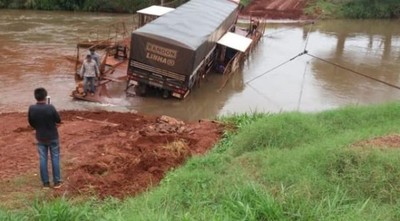 Camión con 30 mil kilos de fertilizante cae al río Ñacunday - ADN Paraguayo