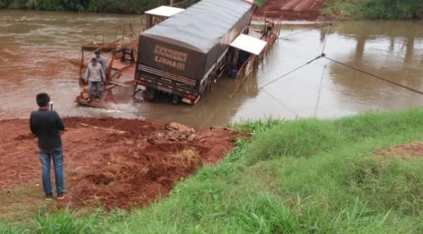 Camión con 30 mil kilos de fertilizante cae al río Ñacunday - ADN Paraguayo