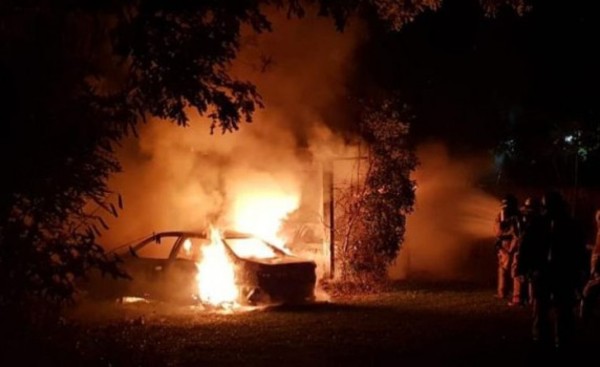 Dos vehículos y un inquilinato ardieron en incendio
