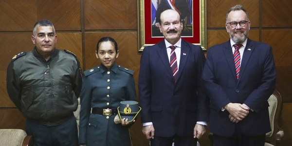 CADETE PARAGUAYA ESTUDIARÁ EN LA REAL ACADEMIA MILITAR SANDHURTS