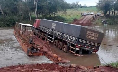 Camión quedó sin frenos y casi cae al río