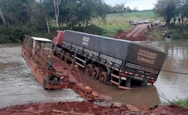 Camión quedó sin frenos y casi cae al río