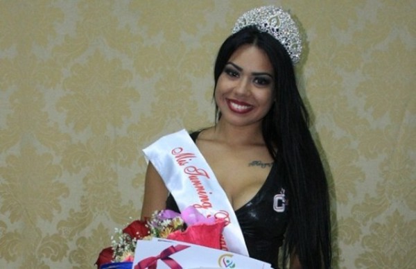 Modelo fue atacada a botellazos