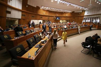Funcionarios del Congreso molestos porque deben trabajar 8 horas