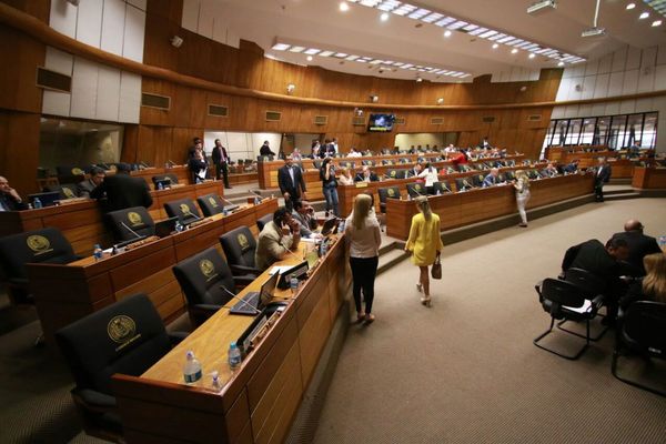 Funcionarios del Congreso molestos porque deben trabajar 8 horas