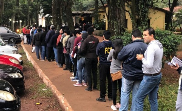 Extensa fila de los "última hora" para renovar habilitación