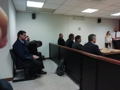 Condenan a 3 años de cárcel a ex ministro Luis Riart
