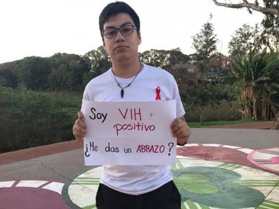 Pidió abrazo con un cartel que decía que tiene VIH