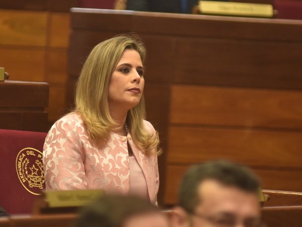 Kattya González es denunciada por tráfico de influencia ante la Fiscalía