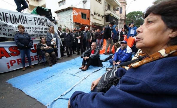 HOY / Jubilados estatales, otros que 'lloran' por promesas incumplidas y piden equiparar pensiones