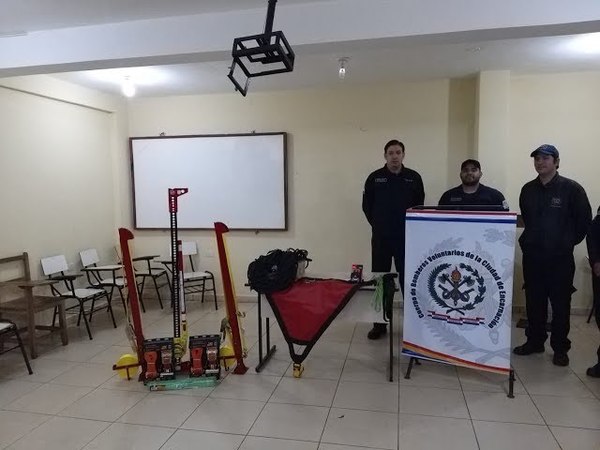 BOMBEROS AZULES PRESENTAN HERRAMIENTAS ADQUIRIDAS TRAS FIESTA DE SAN JUAN
