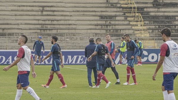 Con un golazo de Carrizo, Cerro empata con Paraná Clube