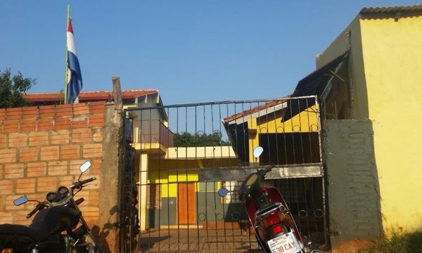 Escuela “Mango Guy” no tiene agua hace 15 años, y director amenaza con “hacer kilombo”
