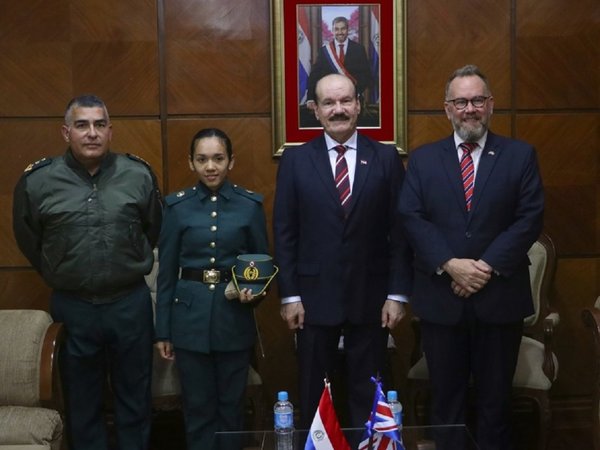 Primera militar paraguaya becada en prestigiosa academia británica