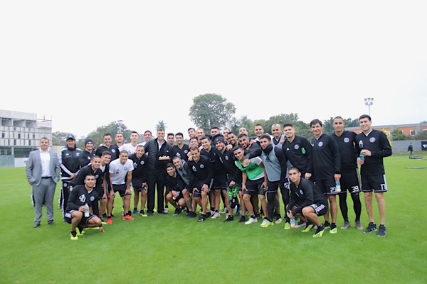 Olimpia entrena con ambiente festivo