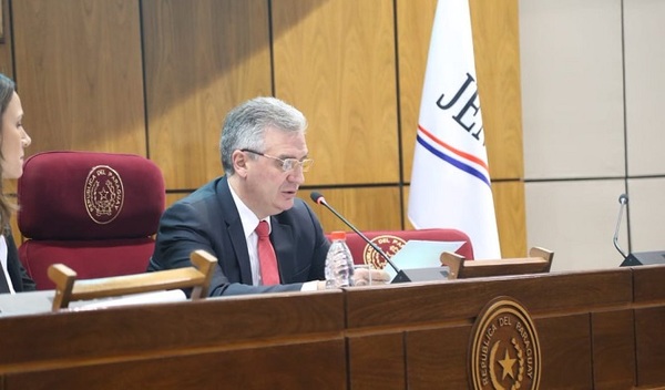 Jurado suspende a juez que ordenó que reclusos vivan en granja