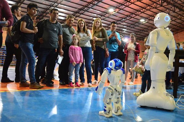 Robots cautivaron a jóvenes en feria tecnológica