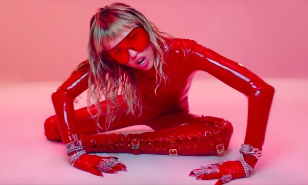 Mirá el controversial nuevo vídeo musical de Miley Cyrus para su canción “Mother’s Daughter”