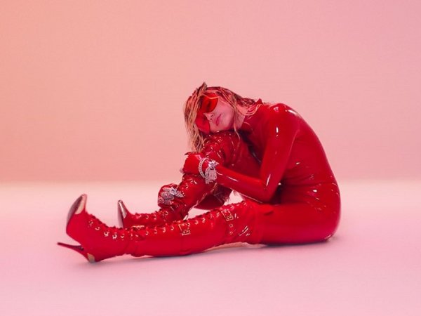 Miley Cyrus celebra la diversidad en el video de Mother's Daughter