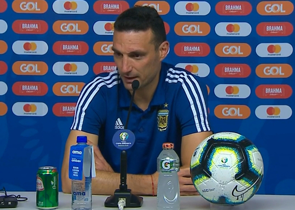 Lionel Scaloni alabó la entrega de su equipo y criticó al arbitraje