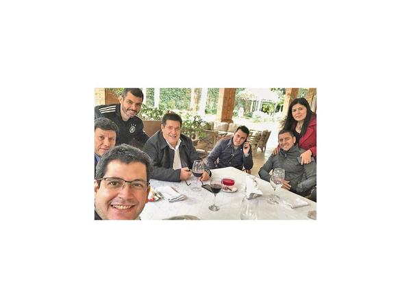 Cartes dice que no le interesa su banca, pero leales insisten