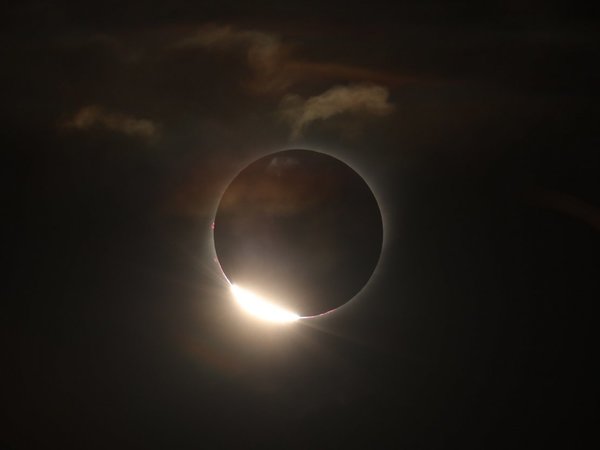 Lágrimas y aplausos reciben el eclipse que oscureció Sudamérica