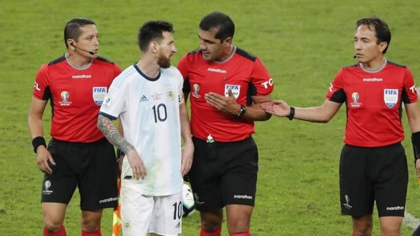 HOY / Messi, muy crítico con el arbitraje: "Brasil maneja mucho en la Conmebol"