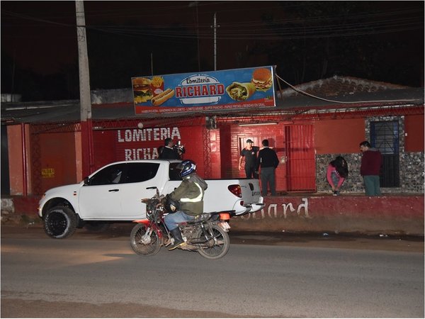 A cara descubierta, hombre asalta lomitería y se escapa de la Policía